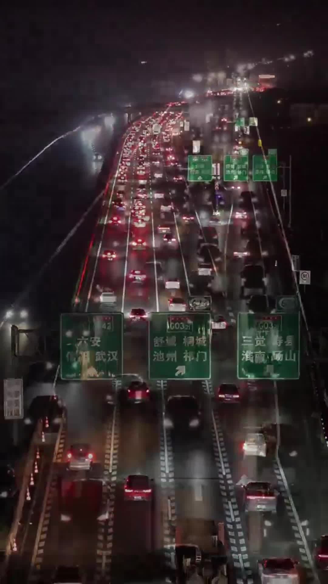 ผู้คนแห่เดินทางช่วงหยุดยาววันชาติ แสงไฟรถยนต์สว่างเต็ม 'ทางด่วน' ในจีน