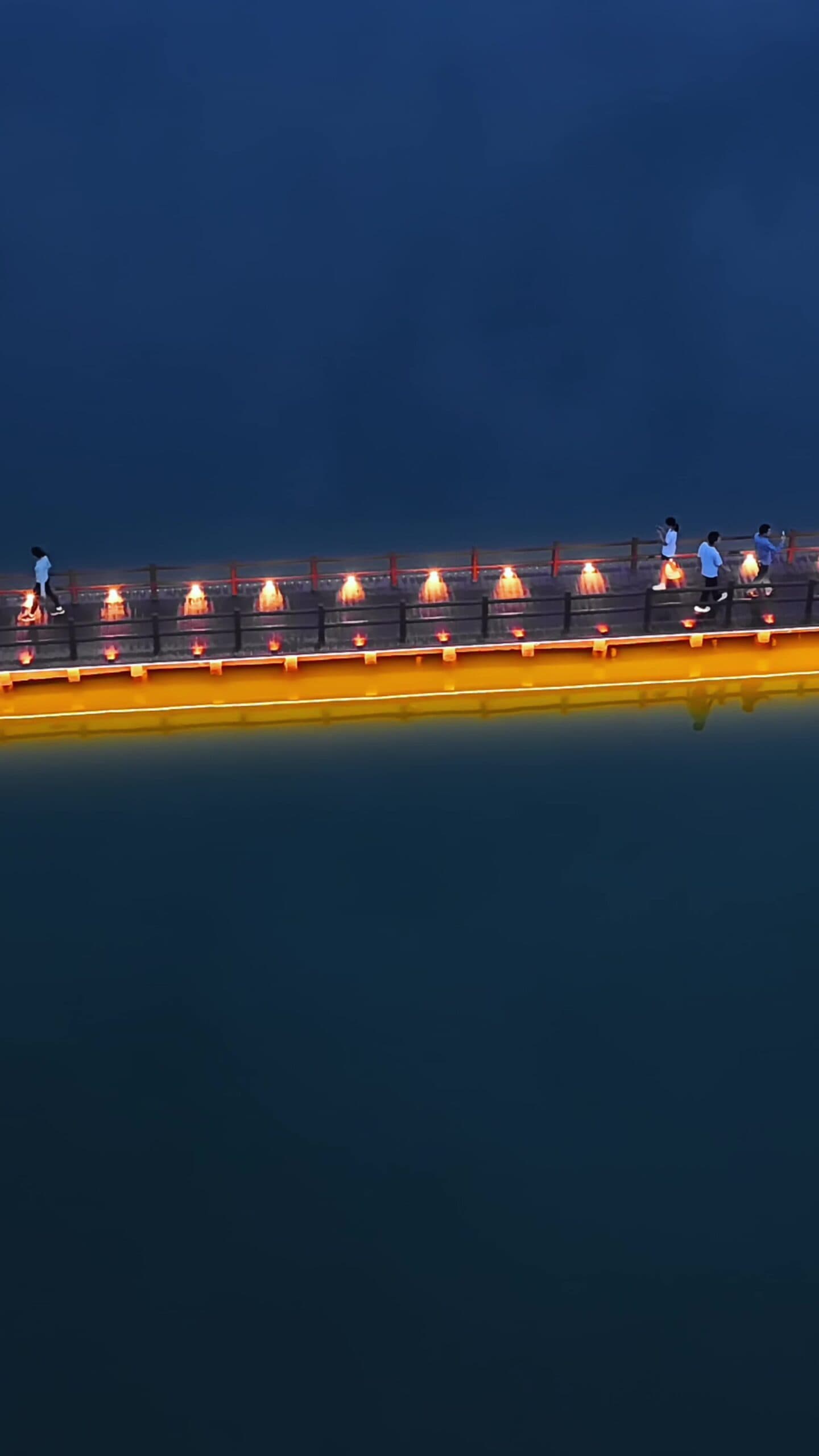 สะพานแสง' เหนือทะเลสาบในอันฮุย เรืองรองยามค่ำคืน