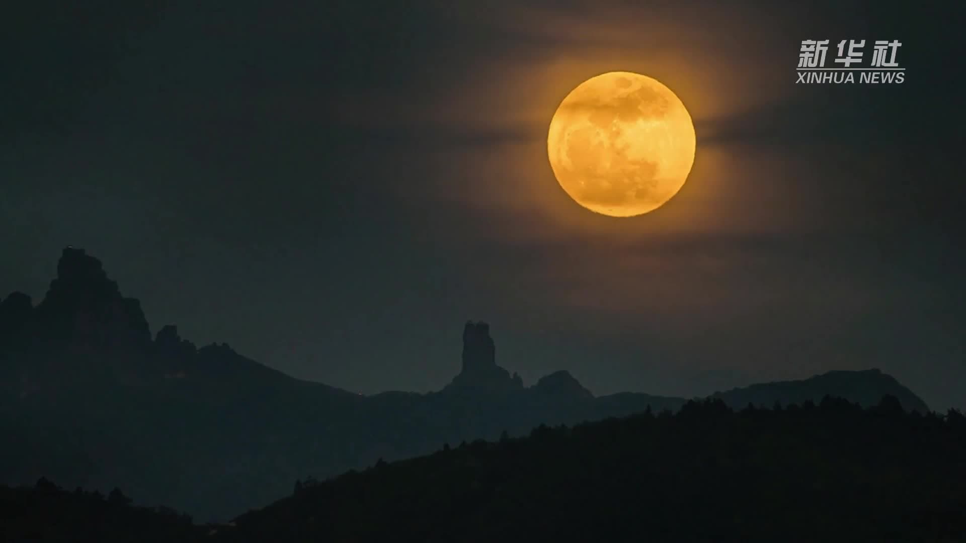 จันทร์เต็มดวงทอแสงเหนือภูเขาฟ่านจิ้งในกุ้ยโจว