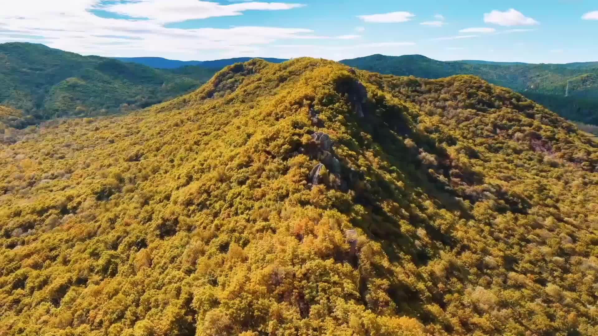 เที่ยวชมธรรมชาติ 'วนอุทยานซานเต้ากวน' ยามฤดูใบไม้ร่วงในเฮยหลงเจียง