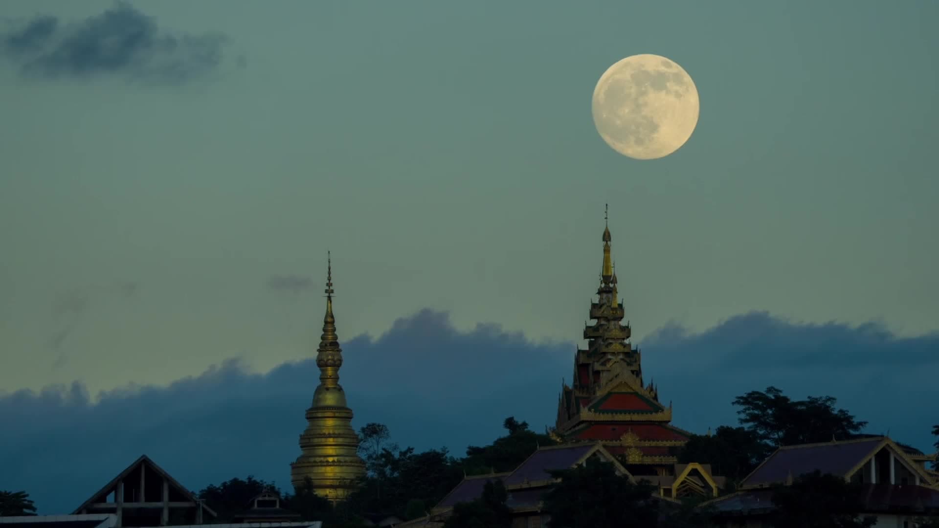 ชมจันทร์เต็มดวงลอยเด่น เคียงคู่วังโบราณในรุ่ยลี่