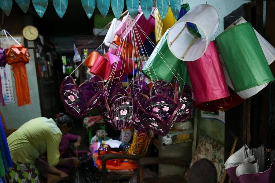 ร้านค้าในเมียนมาเริ่มขาย 'โคมไฟดั้งเดิม' ต้อนรับเทศกาลตาดิงยุต