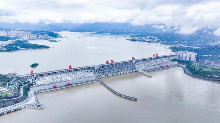 ทิวทัศน์ 'เขื่อนสามผา' ตั้งเด่นขวางแม่น้ำแยงซีในหูเป่ย