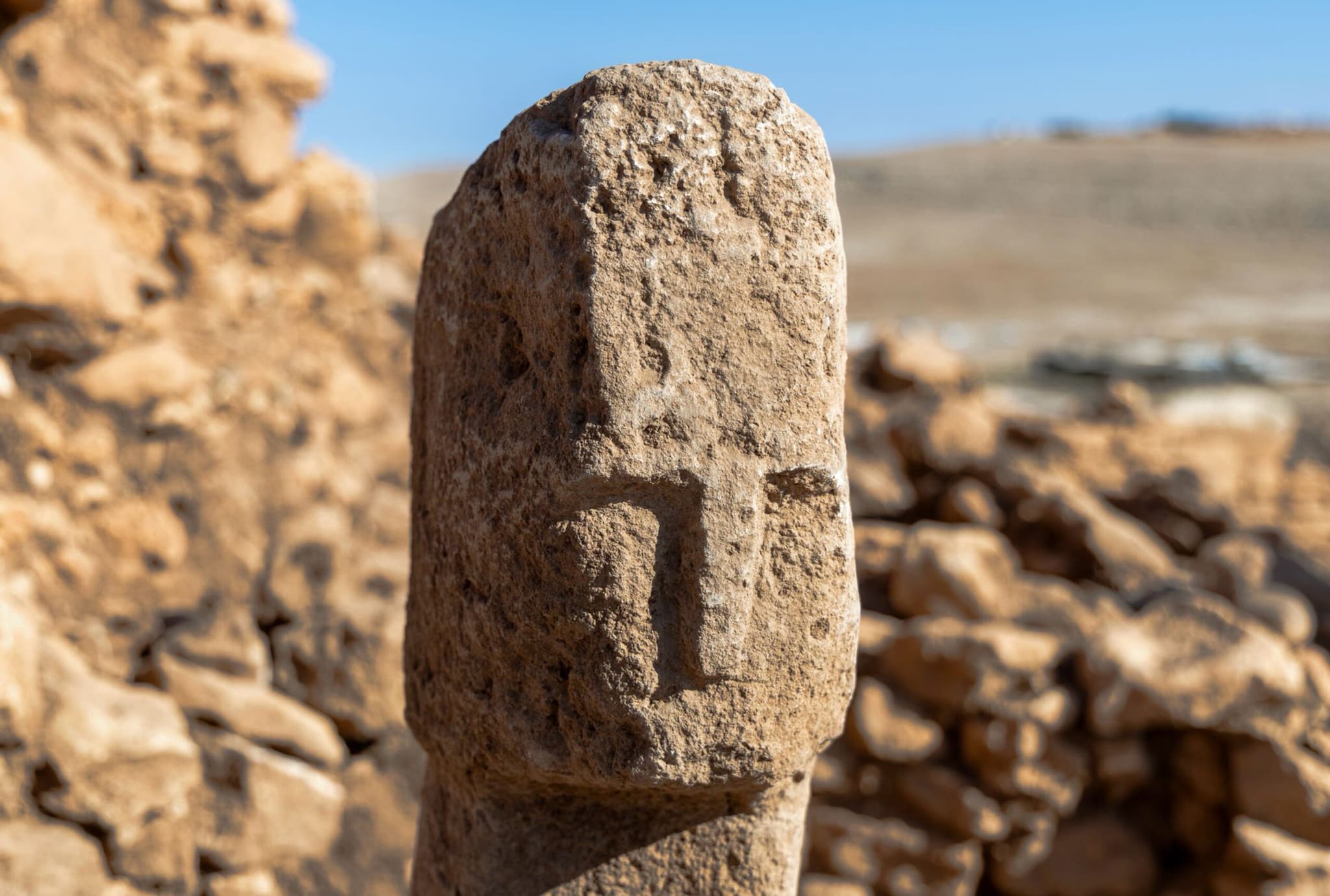 เสาหินสลัก 'ใบหน้ามนุษย์' เก่า 12,000 ปี ขุดพบในตุรกี