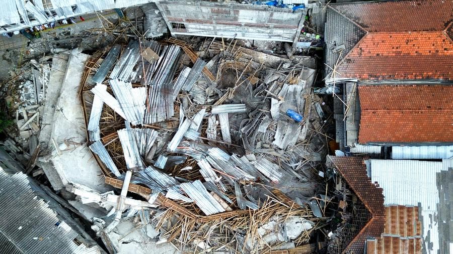 ยอดเหยื่อติดใต้ซาก 'อาคารรร.พังถล่ม' ในอินโดฯ อย่างน้อย 91 ราย