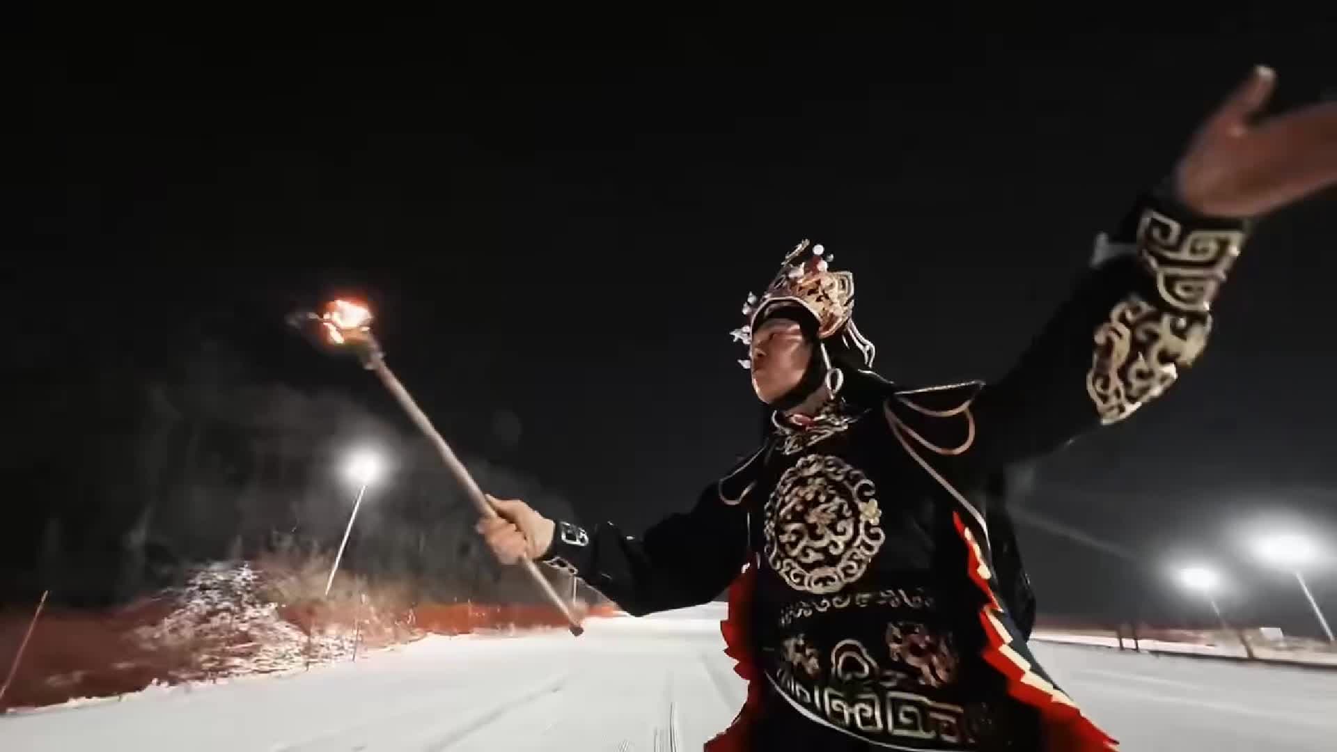 ห้ามกะพริบตา! นักแสดง 'งิ้วเปลี่ยนหน้า' โชว์ลีลาสกี-เปลี่ยนหน้ากากในเหลียวหนิง