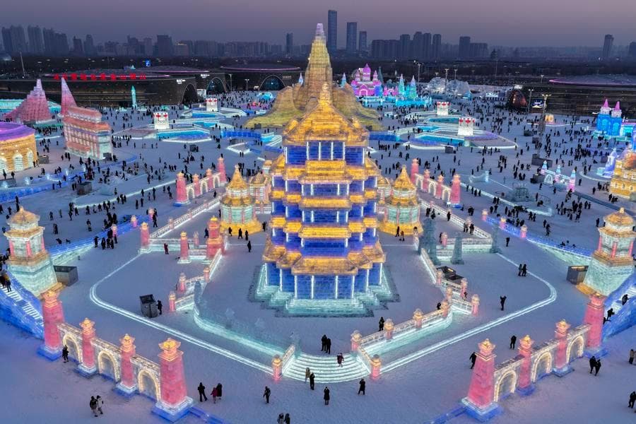 ผู้คนแห่เที่ยว 'สวนสนุกน้ำแข็ง-หิมะ' ใหญ่สุดในโลก เปิดวันแรกในฮาร์บิน