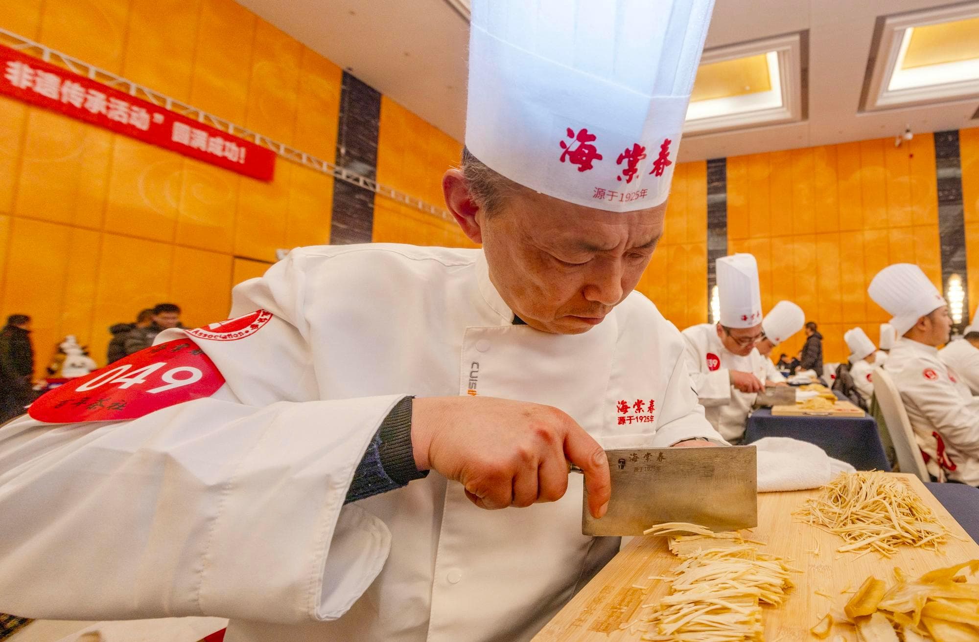 หนึ่งร้อยเชฟระดับปรมาจารย์ โชว์ 'ซอยเต้าหู้เส้น' ชุดน้ำชายามเช้าไท่โจว