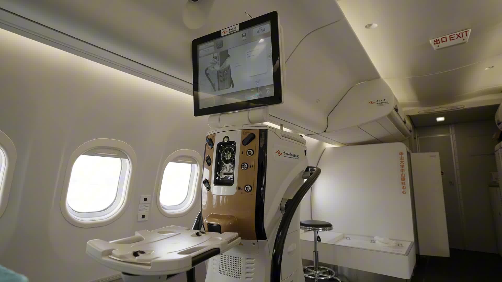 ทีมจักษุแพทย์จีนผ่าตัดต้อกระจกบน 'อากาศยานกู้ภัย C909