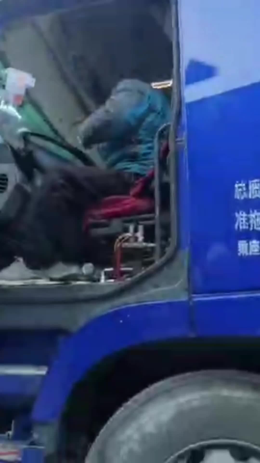 เรื่องดีๆ กลางทางหลวงในจีน คนขับรถบรรทุกแบ่งปันอาหาร ช่วยนักปั่นหิวใกล้หมดแรง