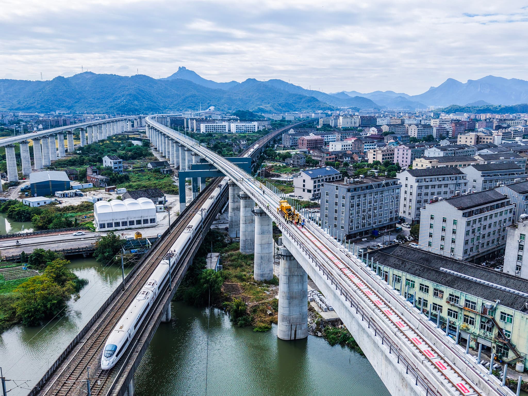 สารพัดเทคโนโลยีพัฒนาเอง ผลักดัน 'รถไฟความเร็วสูงจีน' ก้าวหน้าไม่หยุด