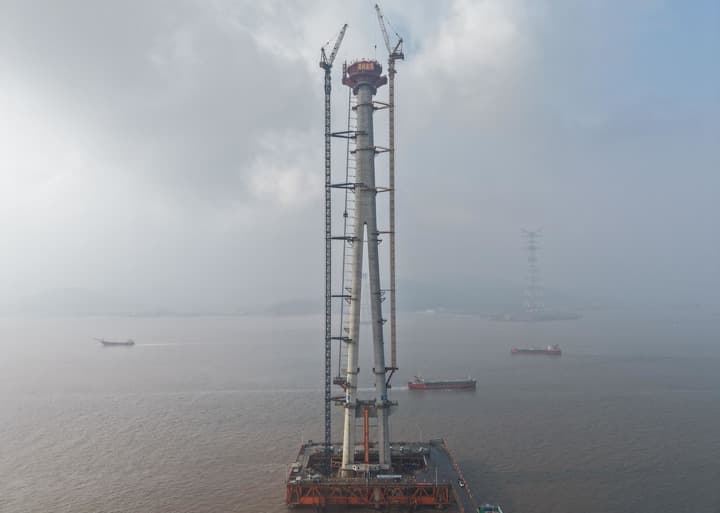 เจ้อเจียงปิดยอด 'หอคอยสะพาน' กลางทะเล สูงราวตึก 100 ชั้น