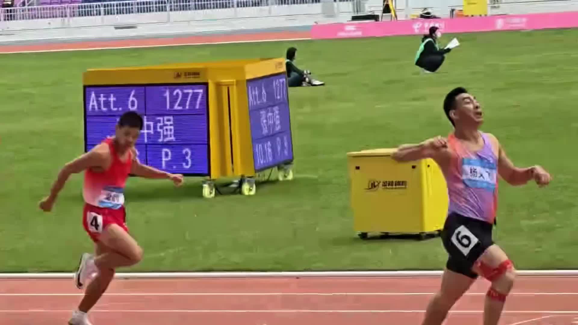 น้ำใจมีค่ากว่าชัยชนะ! นักวิ่งจีนหันช่วยคู่แข่งล้มกลางลู่ ในงานกีฬาคนพิการแห่งชาติ