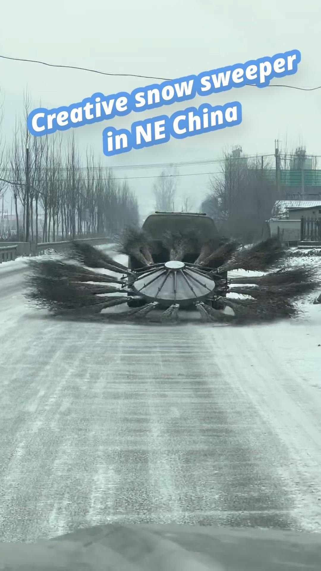 รถกระบะวิ่งลาก 'วงแหวนไม้กวาด' เคลียร์หิมะในเหลียวหนิง