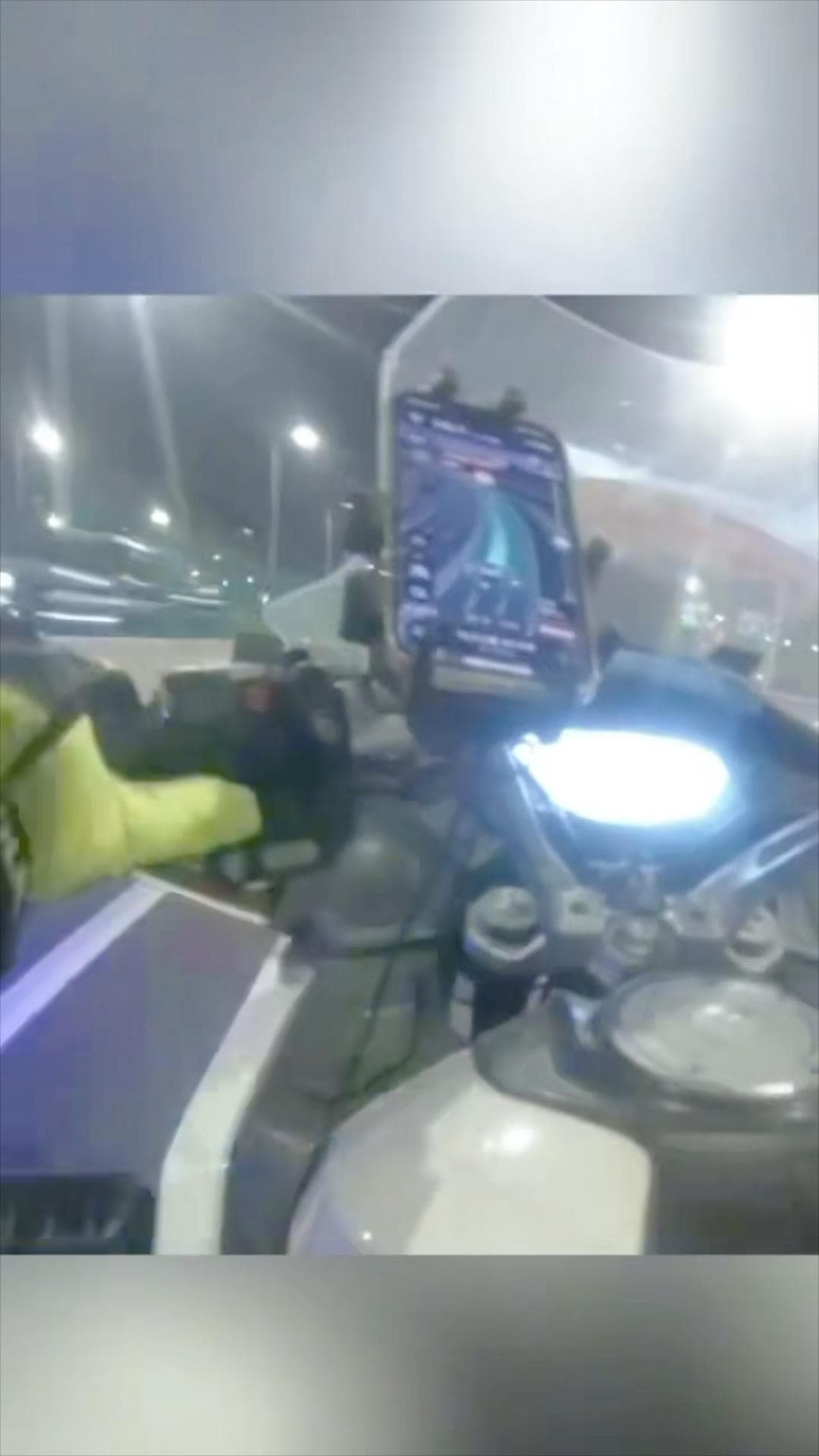 ตำรวจจีนซิ่งมอไซค์ช่วยนศ. 'บอกลาคุณปู่' ทันเวลา