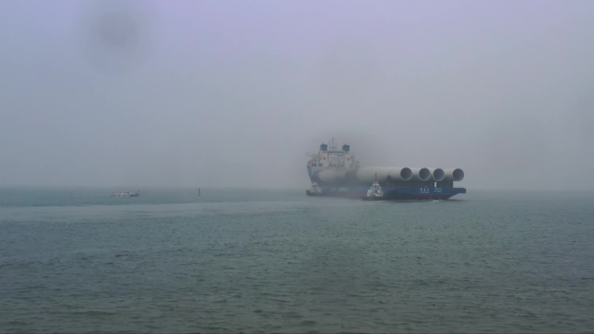 จีนขนส่ง 'เสากังหันลม' ขนาดมหึมา ลอยลำกลางทะเลสู่สหราชอาณาจักร