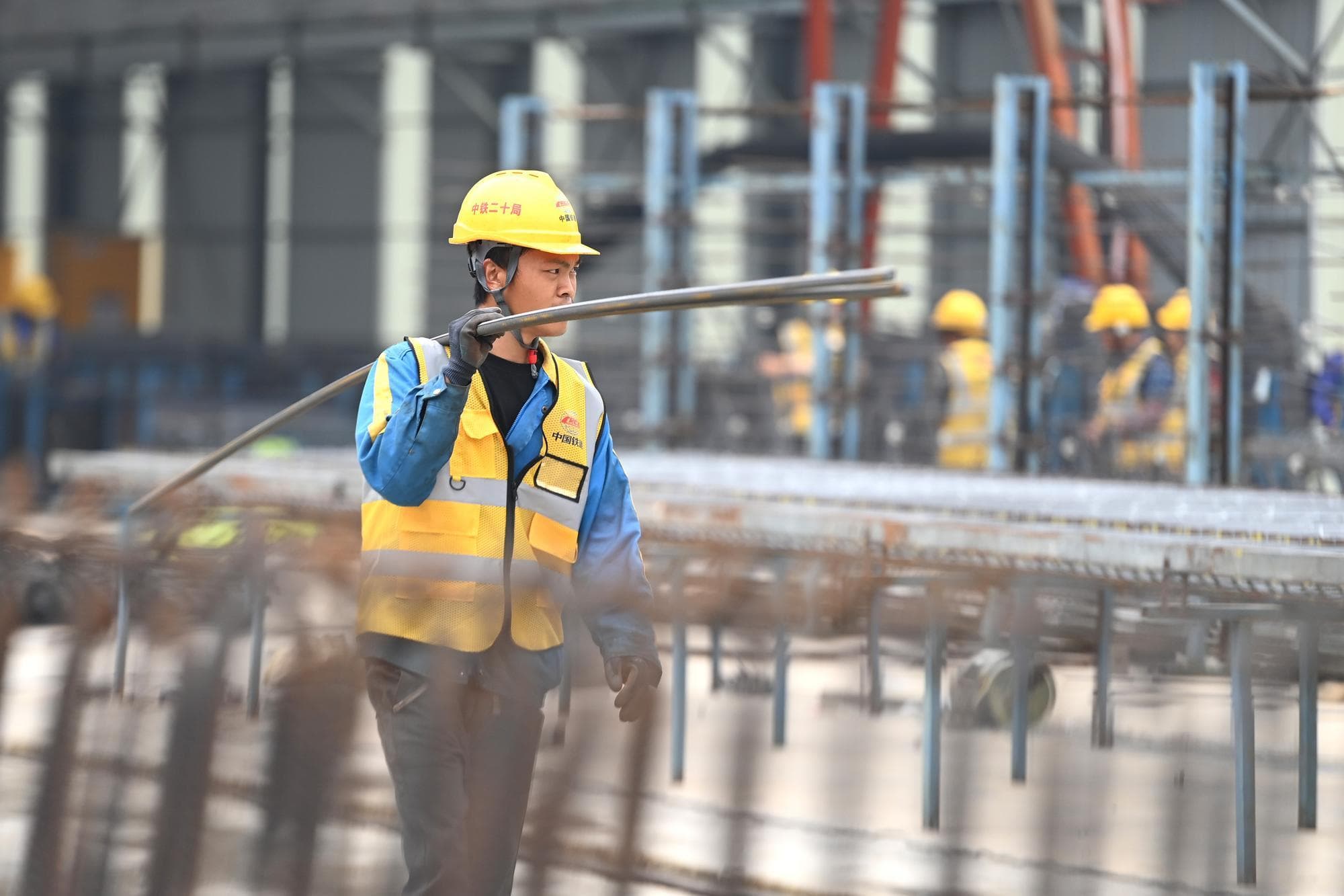 คนงานจีนฝ่าฝนลมหนาว เร่งสร้าง 'ทางด่วน' สายใหม่ในกว่างซี