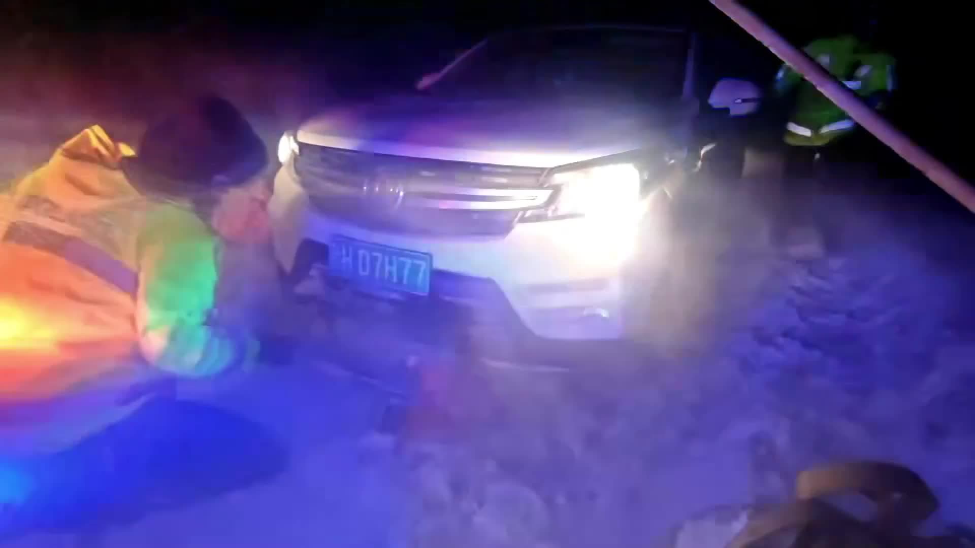 ตำรวจซินเจียงรุดช่วยประชาชน ติดค้างกลางหิมะหนา-อากาศหนาวจัด