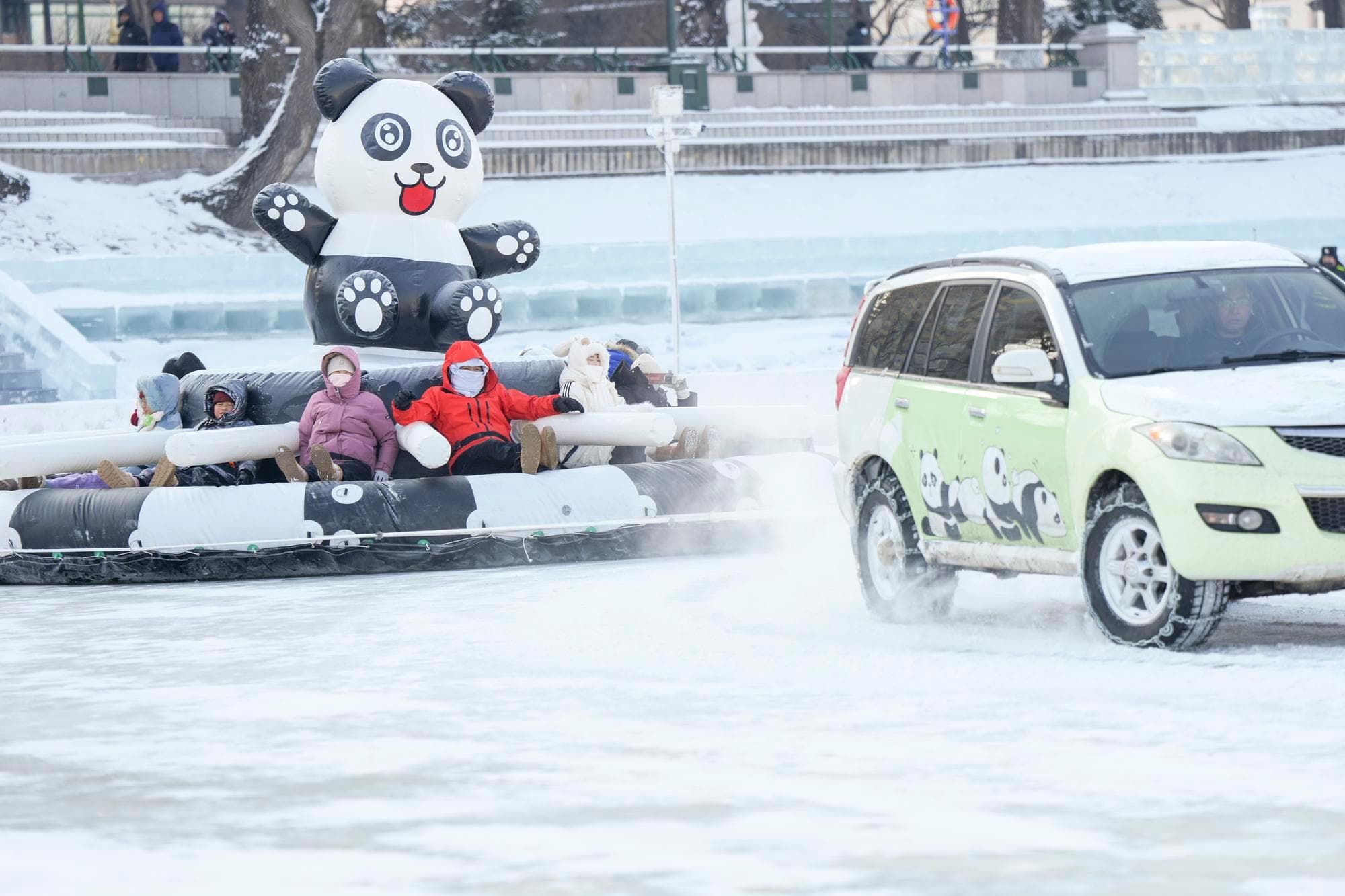 งานคาร์นิวัลน้ำแข็ง-หิมะริม 'แม่น้ำซงฮวา' เปิดฉากความสนุกในฮาร์บิน