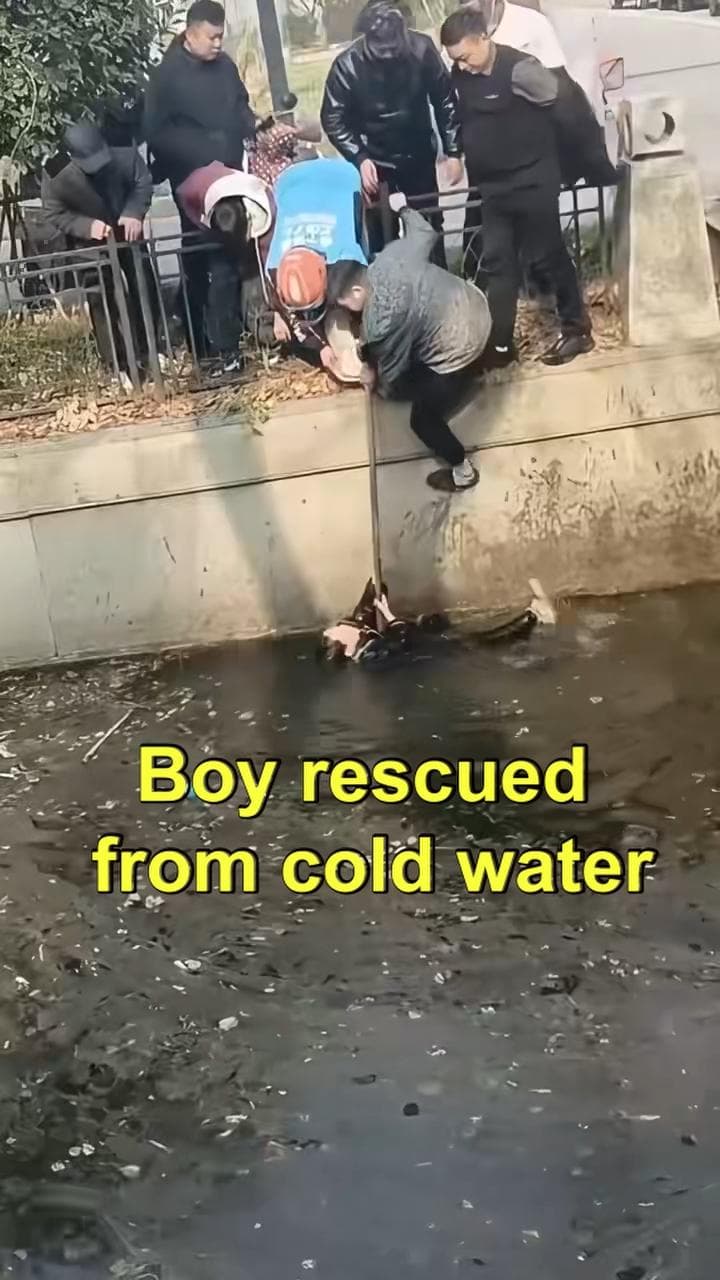 ฮีโร่ริมทาง! ชาวบ้านรุมช่วย 'เด็กตกน้ำ' ในอันฮุย