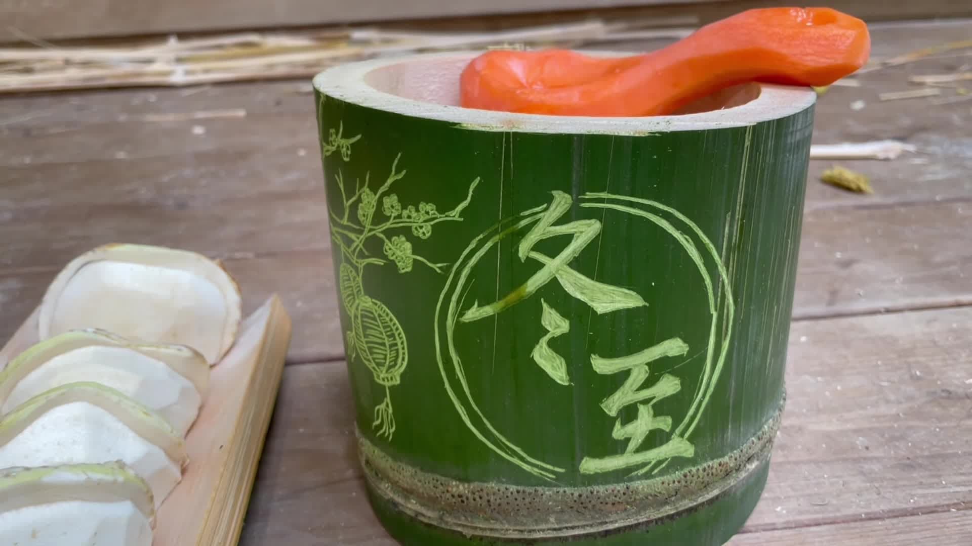 เคี้ยวหนุบหนับ! แพนด้ายักษ์ 'เม่ยจู' ในกวางตุ้ง หม่ำมื้อพิเศษรับวันเหมายัน