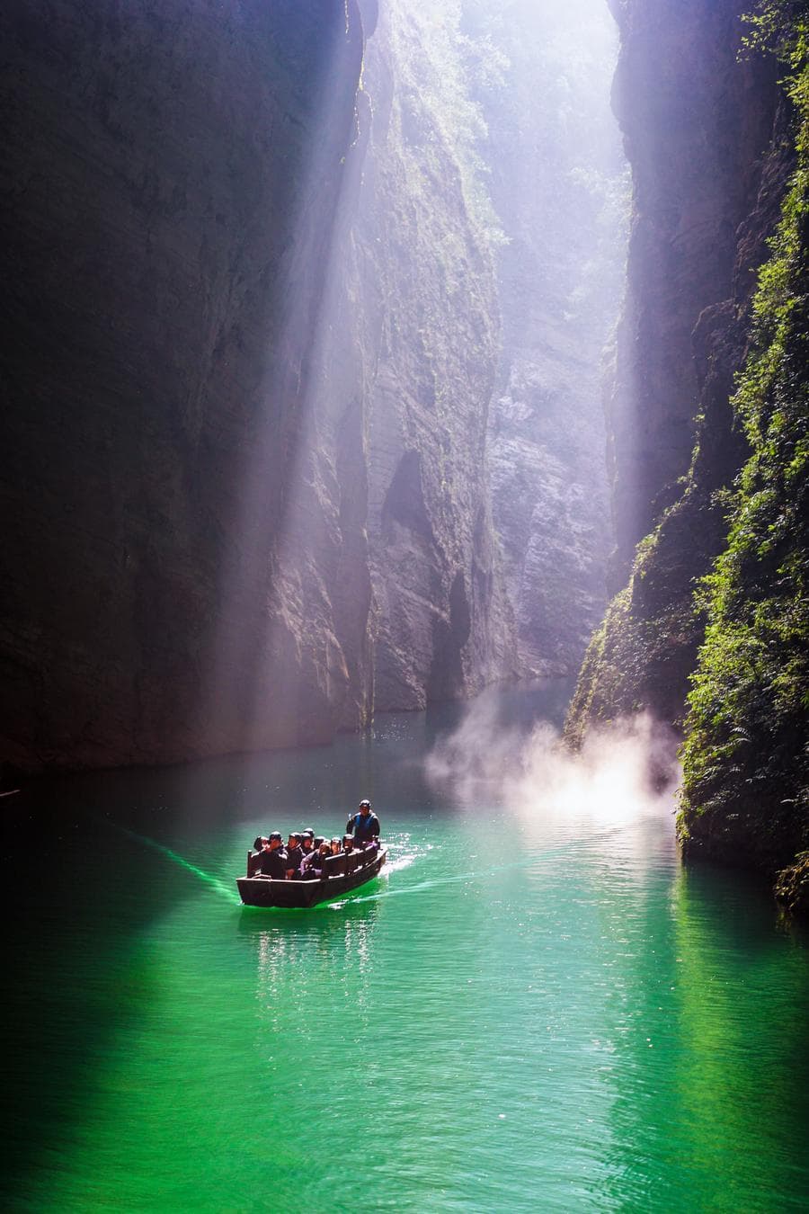 ล่องเรือเหนือผืนน้ำสีมรกต ชมวิว 'โกรกธารผิงซาน' ในหูเป่ย