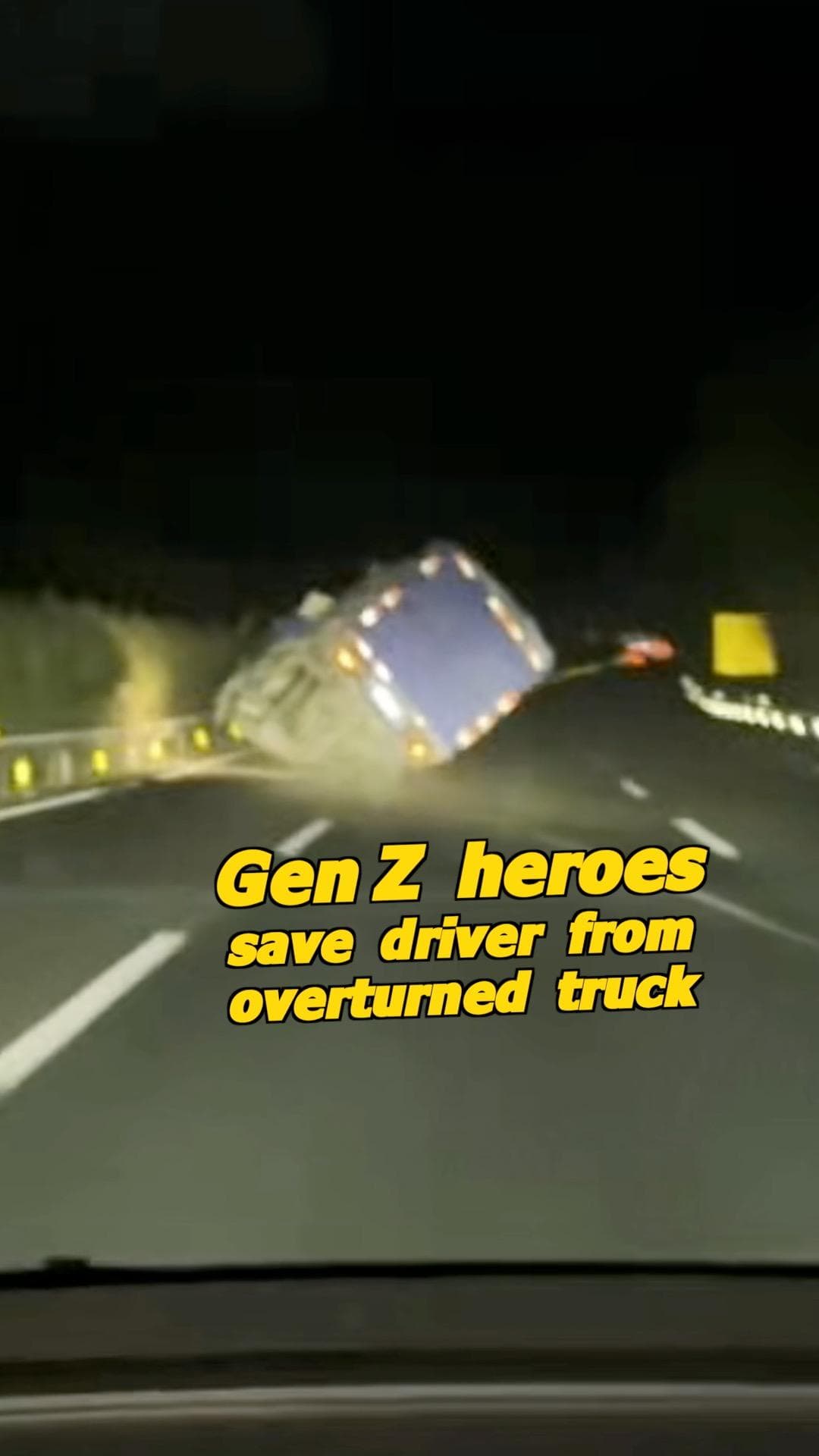 ชื่นชมสปิริต! สี่หนุ่มจีนช่วยคนขับรถบรรทุกพลิกคว่ำกลางทางด่วนในซานตง