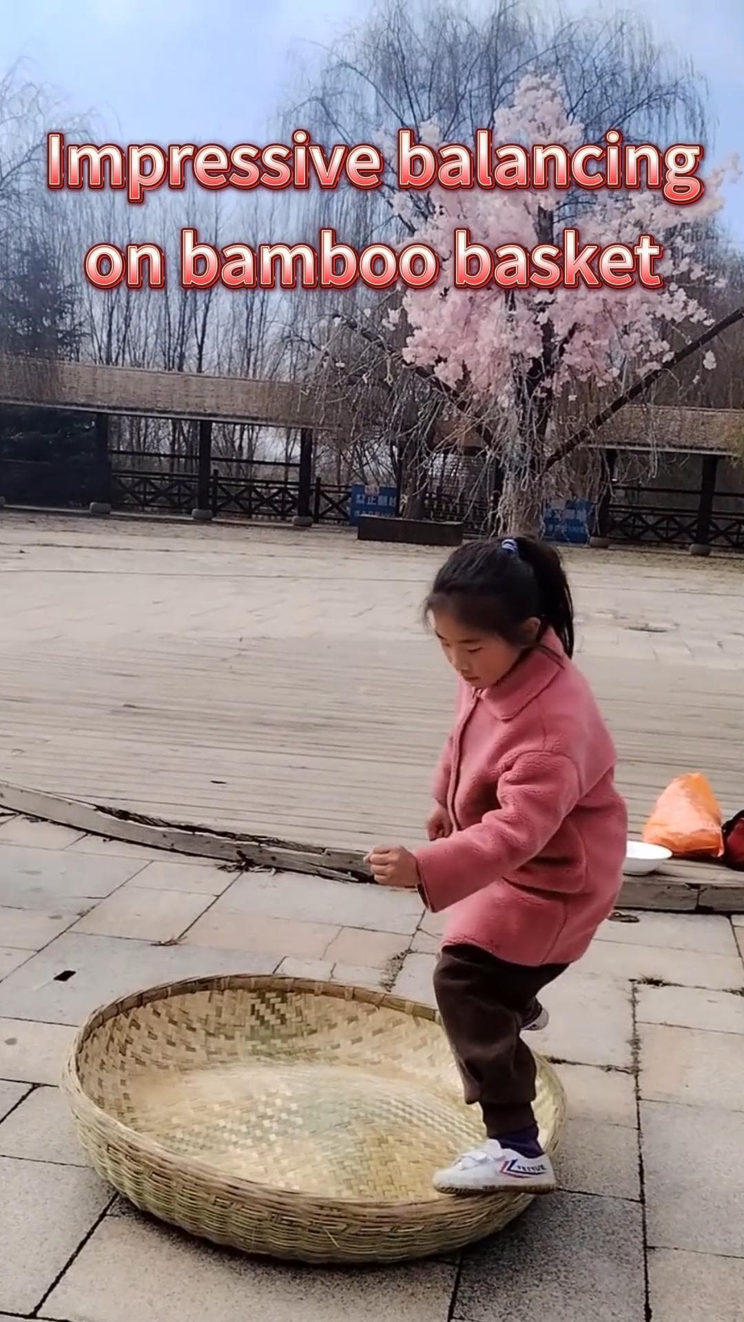 เด็กน้อยจีน 10 ขวบ โชว์สกิลทรงตัวบน 'กระด้งไม้ไผ่