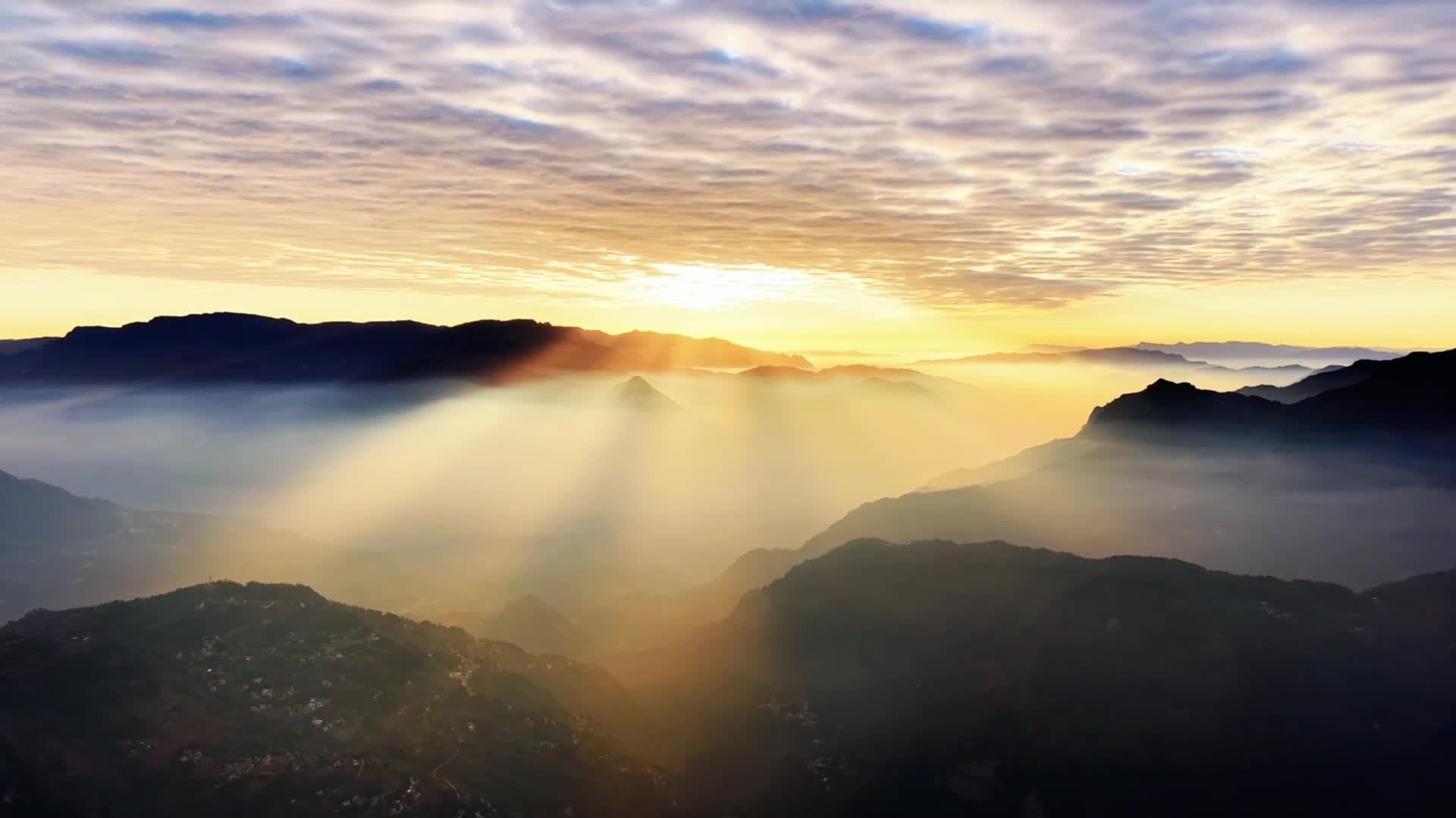 แสงอรุณกระทบคลื่นทะเลหมอกห่ม 'ภูเขาเย่าซาน' ในยูนนาน