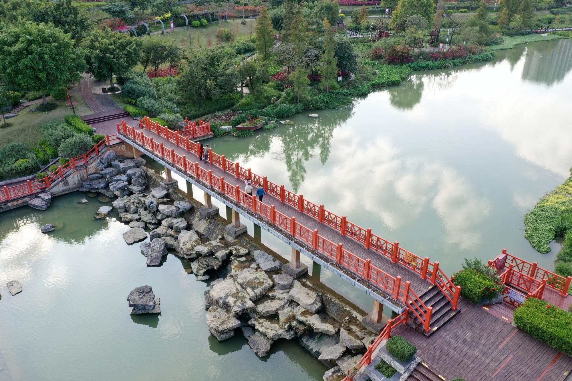 สวนสาธารณะเขียวชอุ่มร่มรื่นริมแม่น้ำในกว่างซี