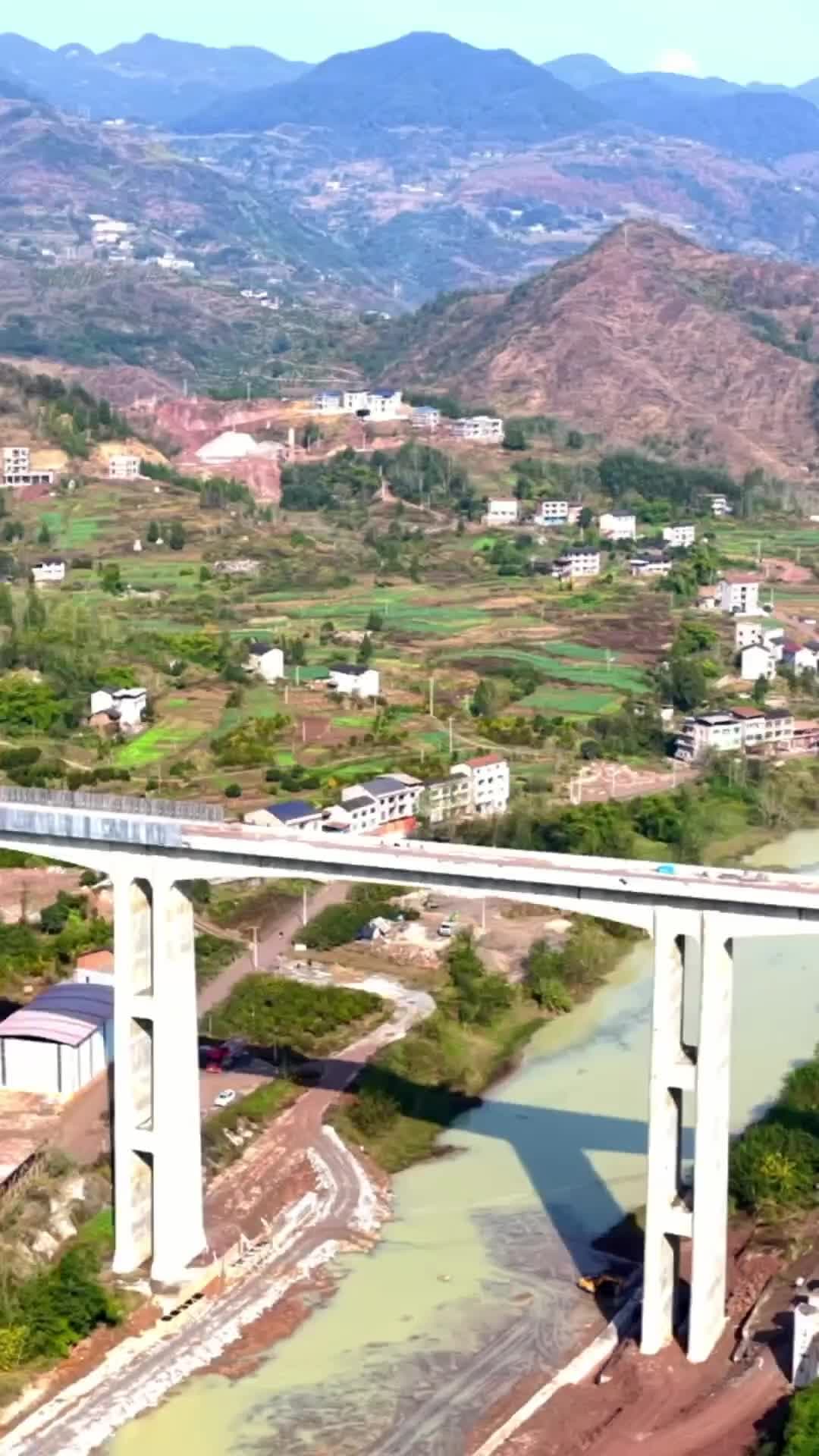 ฉงชิ่งสร้างโครงหลัก 'สะพานรถไฟเร็วสูง' ใหญ่พิเศษเสร็จสิ้น