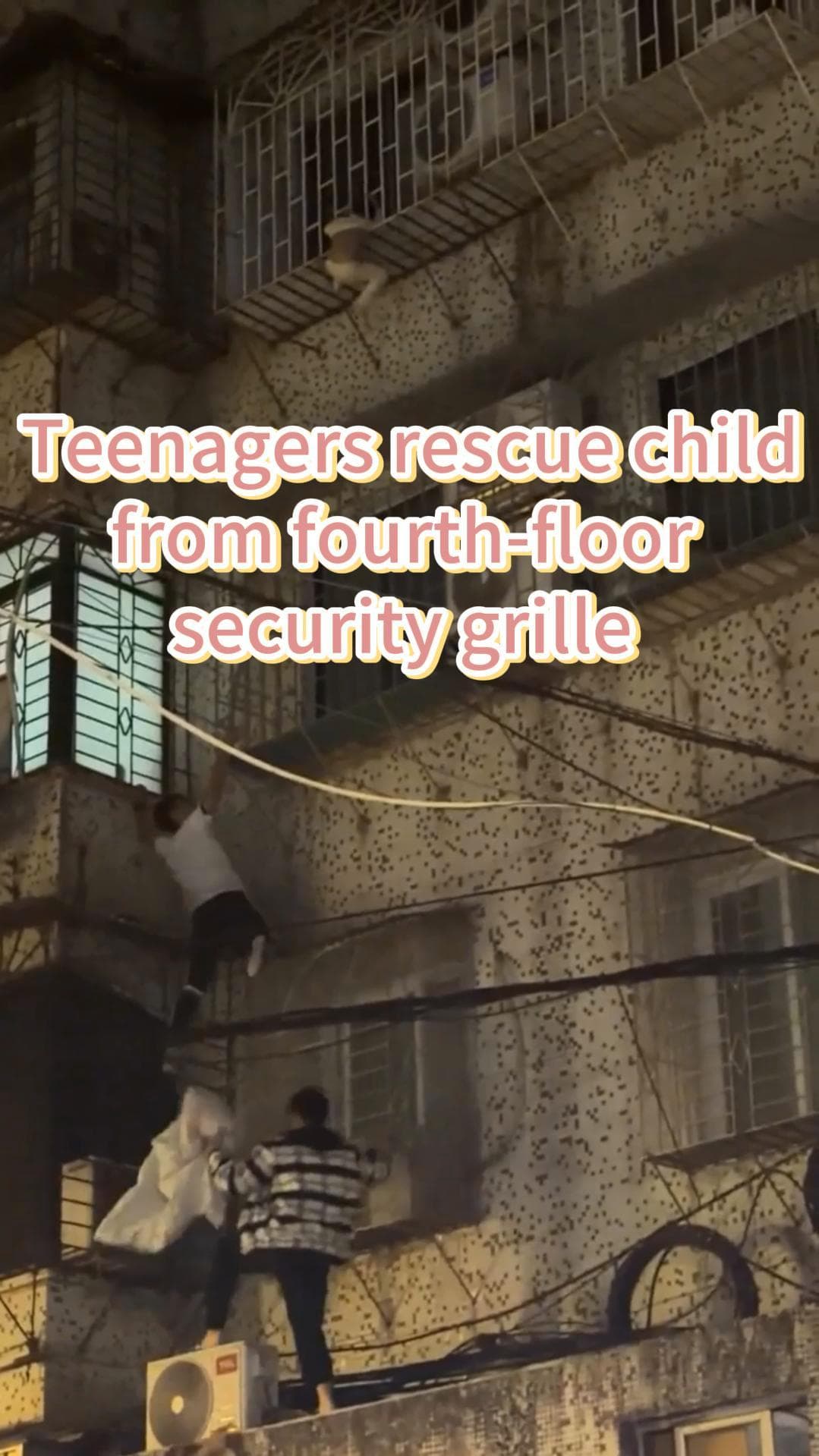 สามหนุ่มจีนรุดช่วย 'เด็กหัวติดเหล็กดัดหน้าต่าง' อาคารชั้น 4 ในกว่างโจว