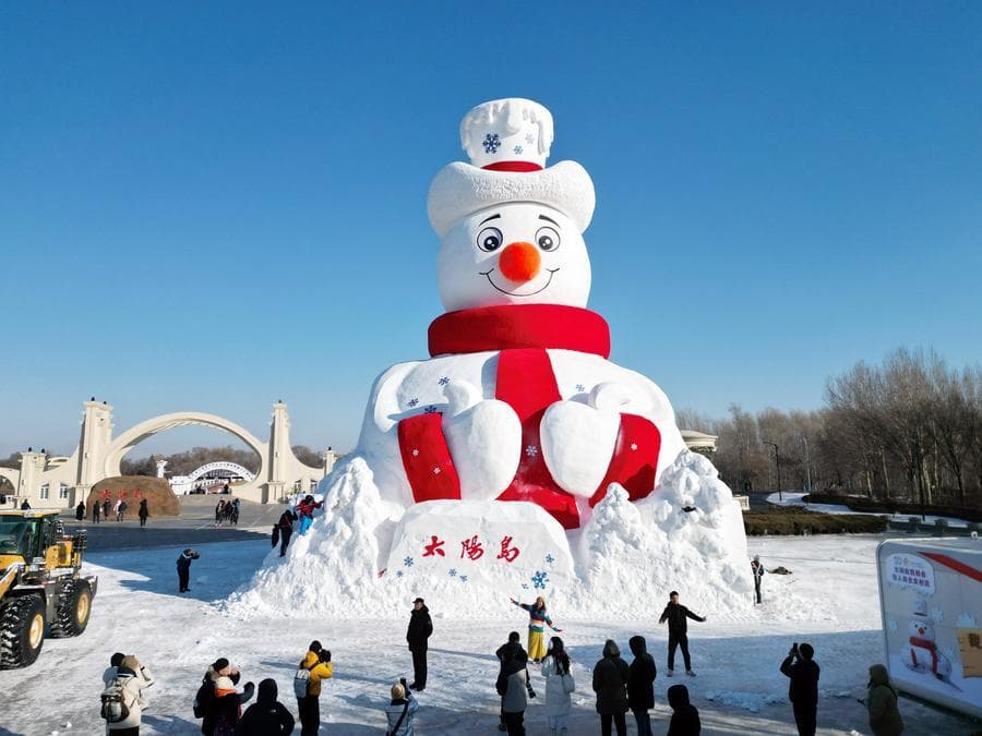 ฮาร์บินเปิดตัว 'มิสเตอร์สโนว์แมน' ตุ๊กตาหิมะยักษ์ชื่อดัง ปีนี้สูง 23.8 เมตร