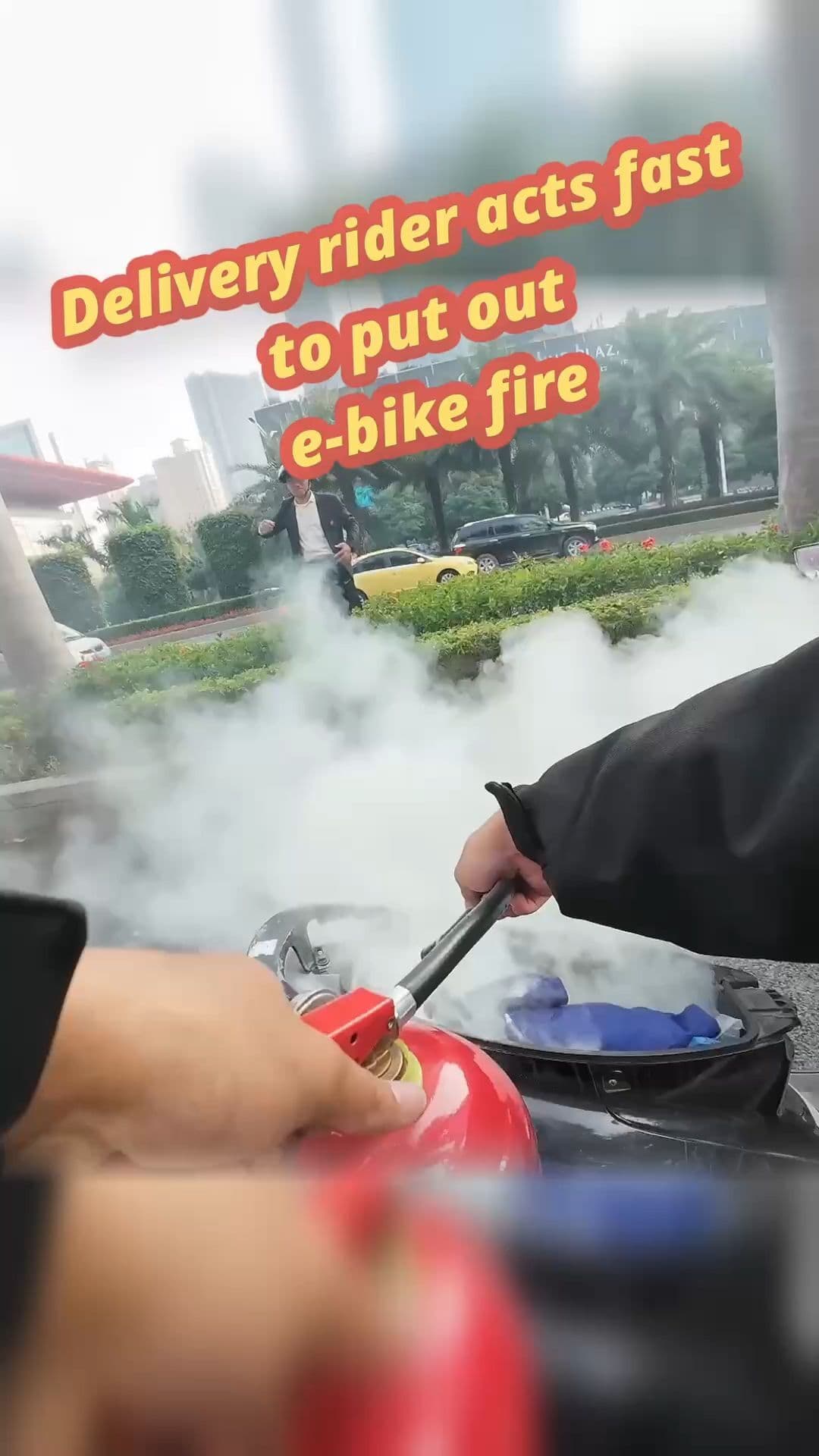 ไหวพริบเยี่ยม! ไรเดอร์จีนวิ่งคว้าถังดับเพลิง ช่วยดับไฟไหม้จักรยานไฟฟ้า