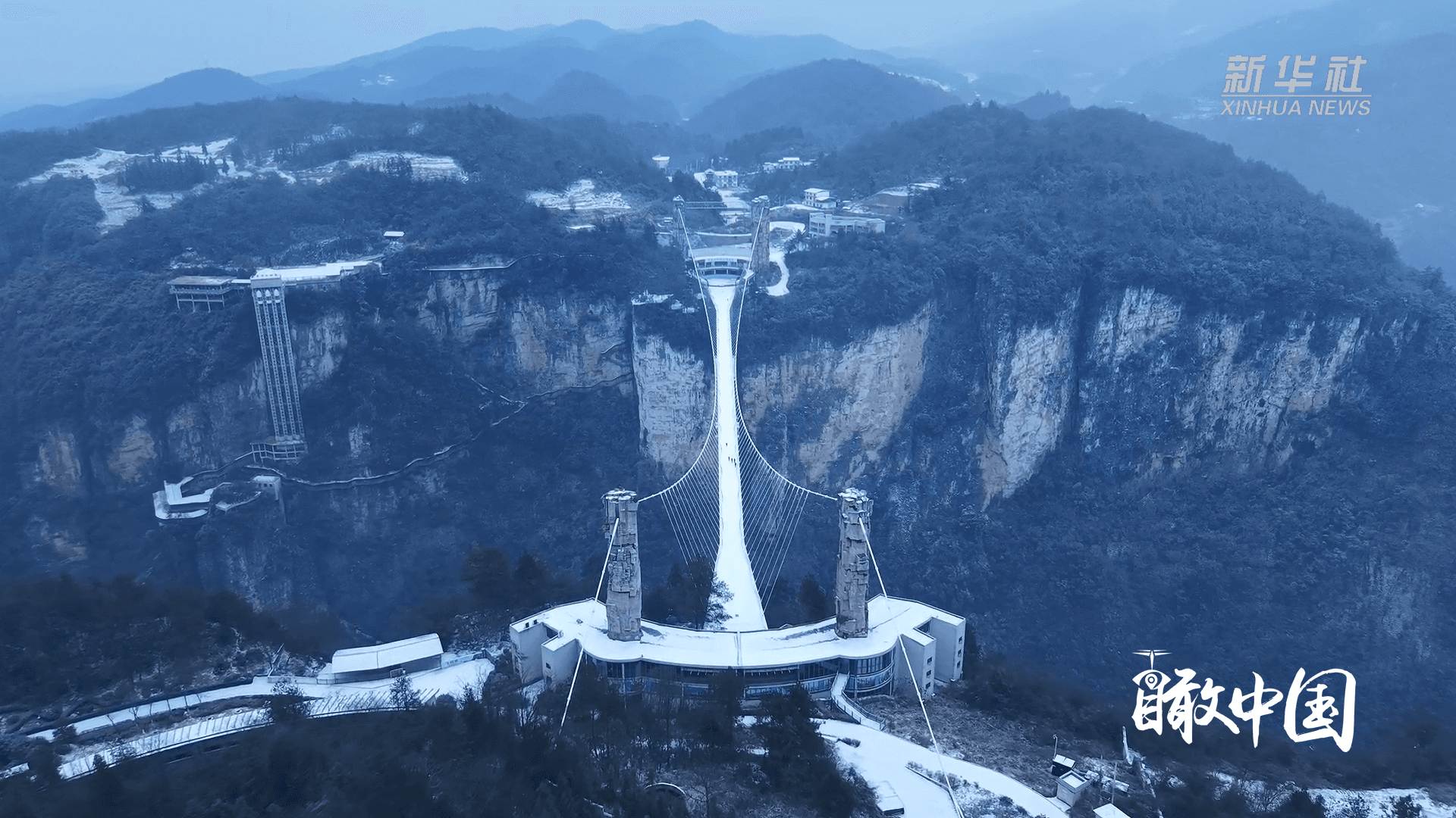 ลมหนาวห่ม 'จางเจียเจี้ย' เนรมิต 'สะพานหิมะ' กลางหุบเขาสูง