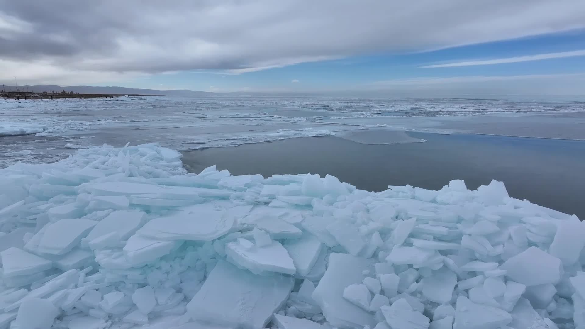 ปรากฏการณ์น้ำแข็งสีฟ้าแตกซ้อน มหัศจรรย์ธรรมชาติ 'ไพลินแห่งที่ราบสูง