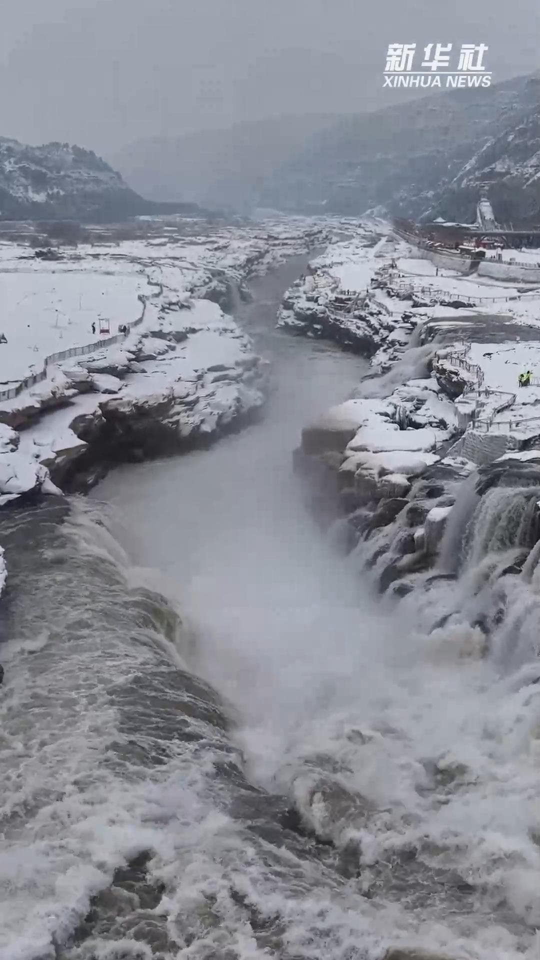 หิมะแรกปี 2026 ห่มคลุมสองฝั่ง 'น้ำตกหูโข่ว' บนแม่น้ำเหลือง