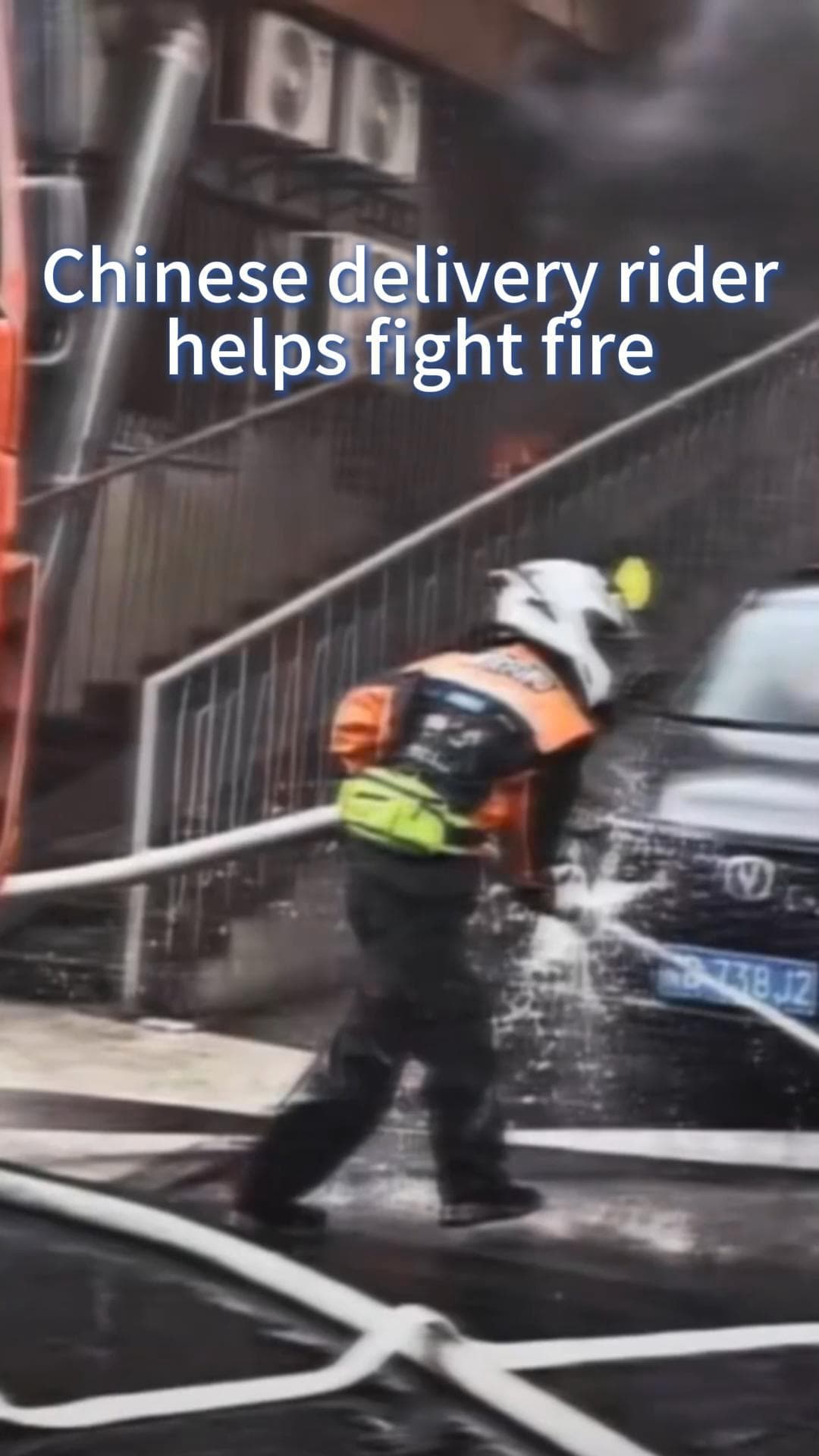 ว่องไว! ไรเดอร์จีนคว้าถังดับเพลิง-ต่อท่อน้ำ สกัดไฟไหม้ลุกลามในหนิงโป