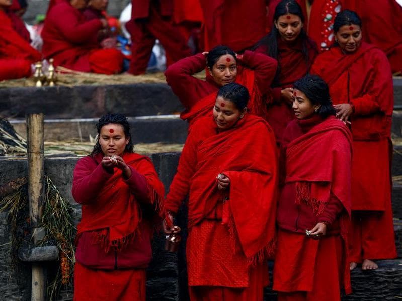 Asia Album : ผู้ศรัทธาห่มชุดแดงประกอบพิธีริมน้ำ ฉลอง 'มาธว นารายัน' ในเนปาล