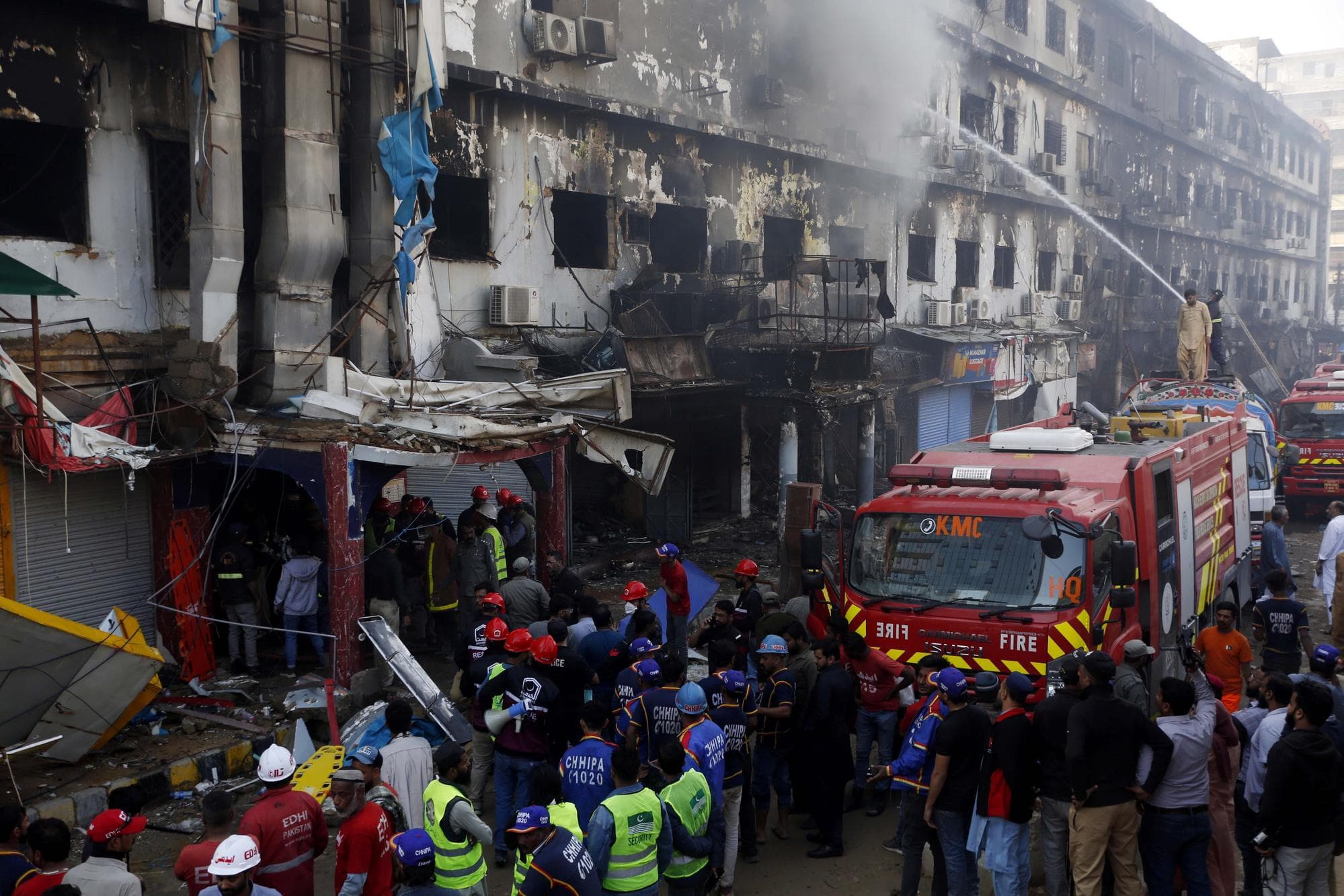 ประมวลภาพงานกู้ภัยเหตุเพลิงไหม้ห้างฯ ในปากีสถาน