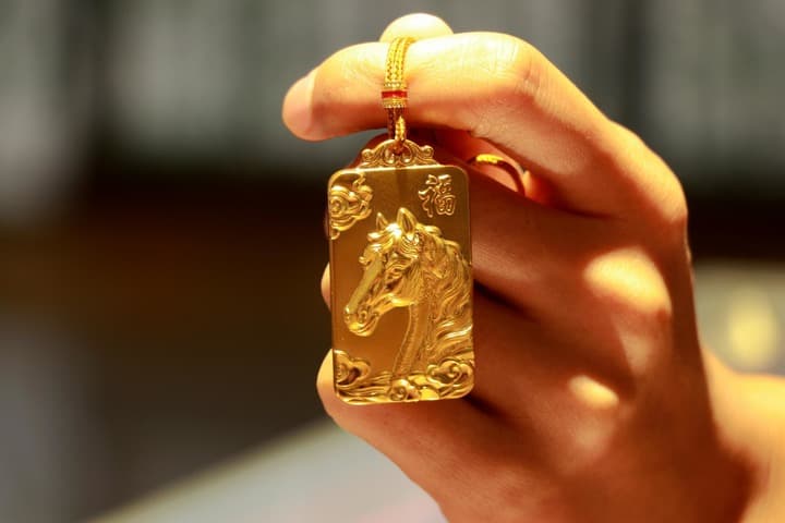 ร้านทองจีนออกผลิตภัณฑ์ธีม 'ม้า' ต้อนรับปีมะเมีย