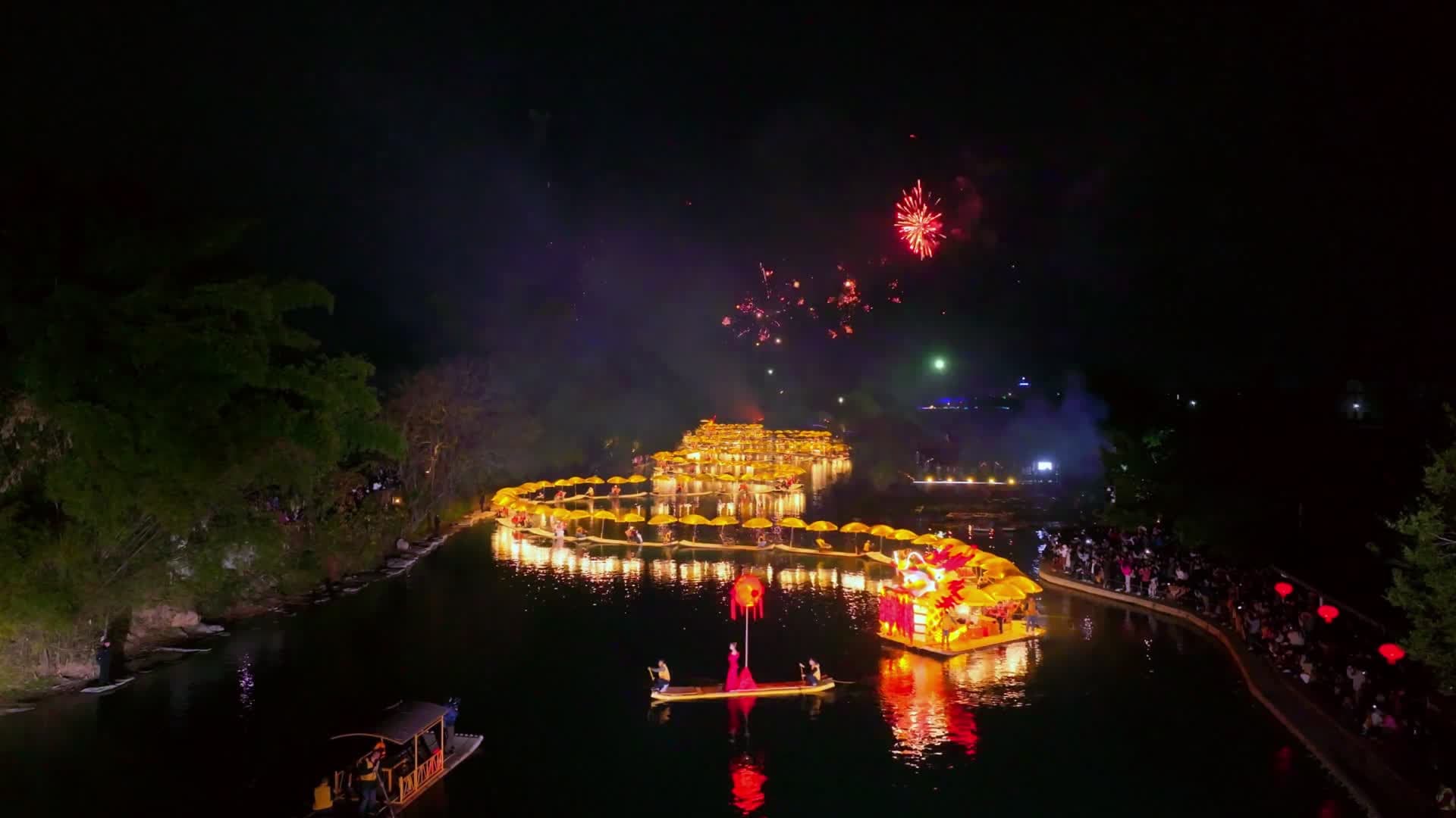 มังกรทอง' ยาว 1,000 เมตร ลอยเลื้อยแม่น้ำรับปีใหม่ในกุ้ยหลิน