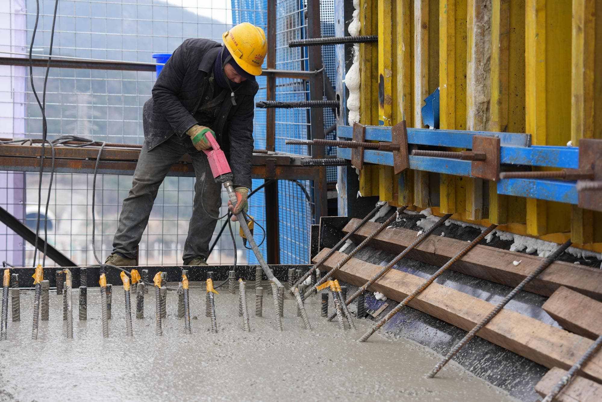 งานสร้าง 'หอคอยสะพานถนน-ทางรถไฟ' คืบหน้าในเจ้อเจียง