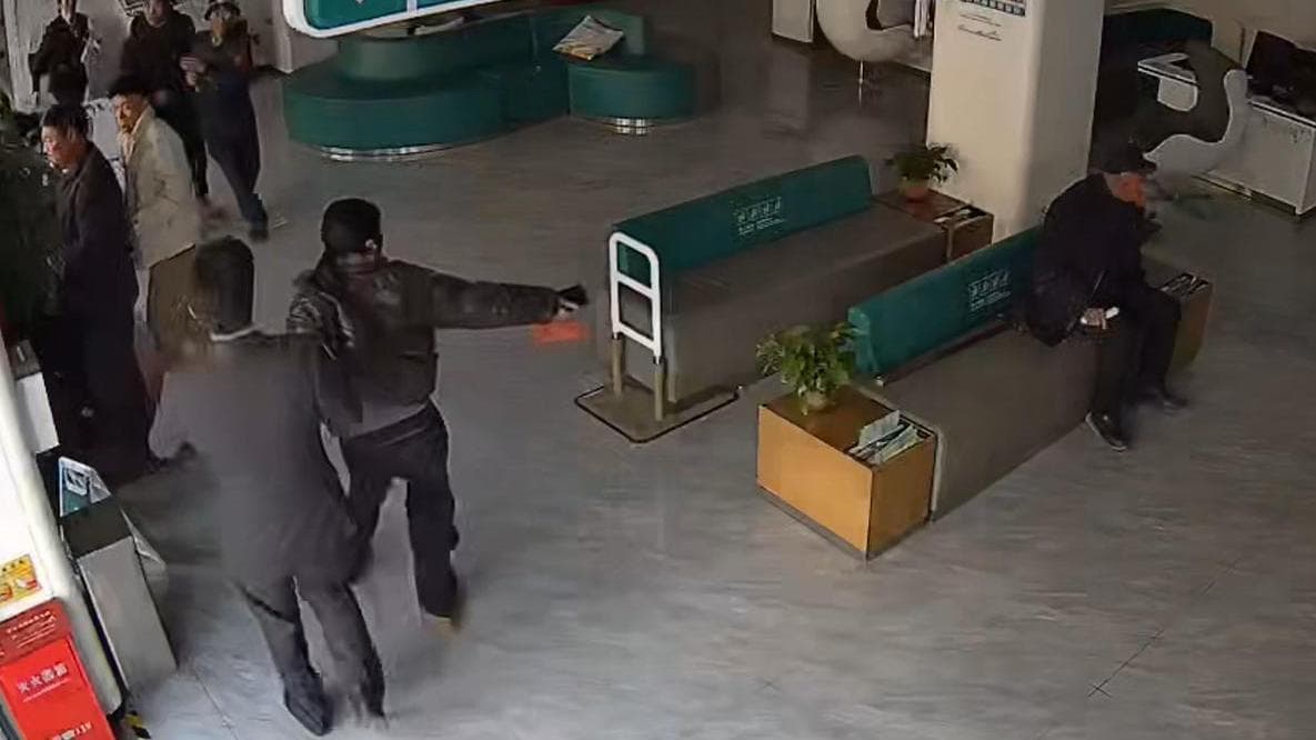 ไม่ทิ้งใครไว้ข้างหลัง! ประชาชนช่วยพยุงผู้สูงอายุ หนีแผ่นดินไหวกานซู่