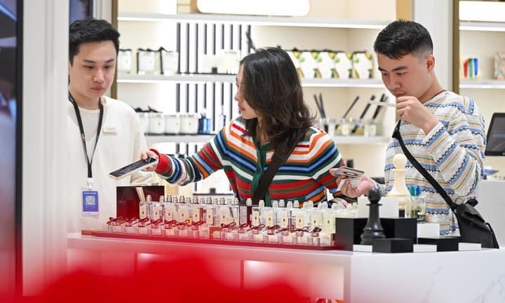 กระแสชอปปิง 'สินค้าปลอดภาษี' คึกคักในเขตท่าเรือการค้าเสรีไหหลำ