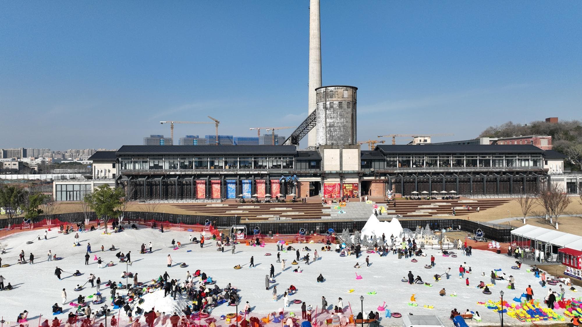 หางโจวพลิกโฉมพื้นที่อุตสาหกรรมเก่า เปิดคาร์นิวัลน้ำแข็ง-หิมะดึงดูดนักท่องเที่ยว