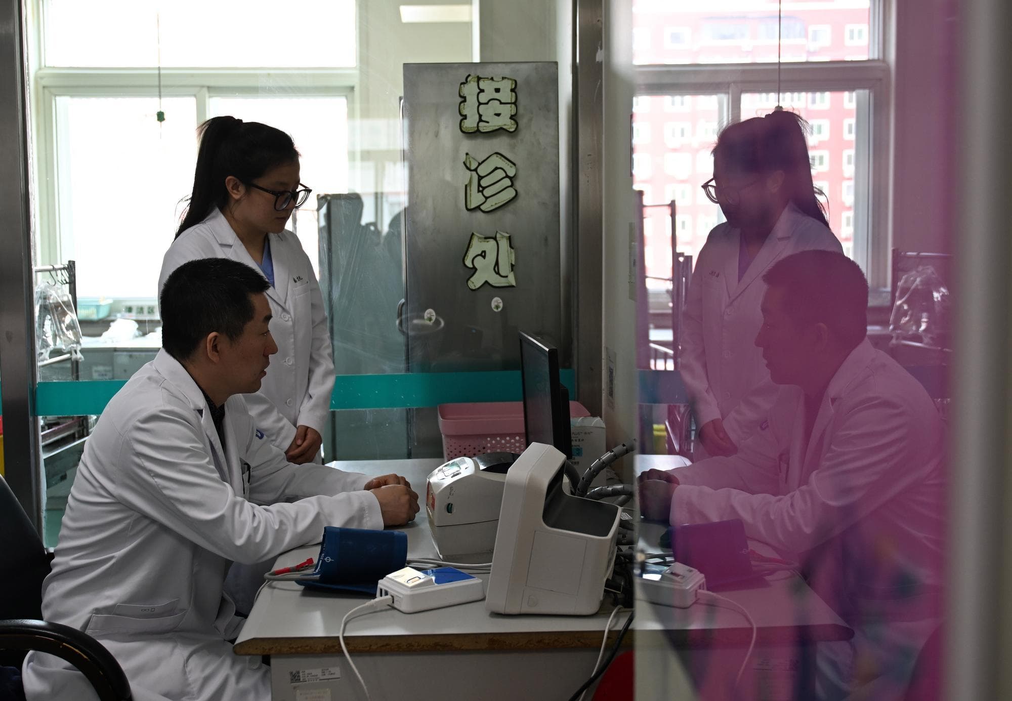 นักวิจัยจีนพัฒนาแพลตฟอร์ม AI เพิ่มความเร็วคัดกรองยามากขึ้น 'หนึ่งล้านเท่า