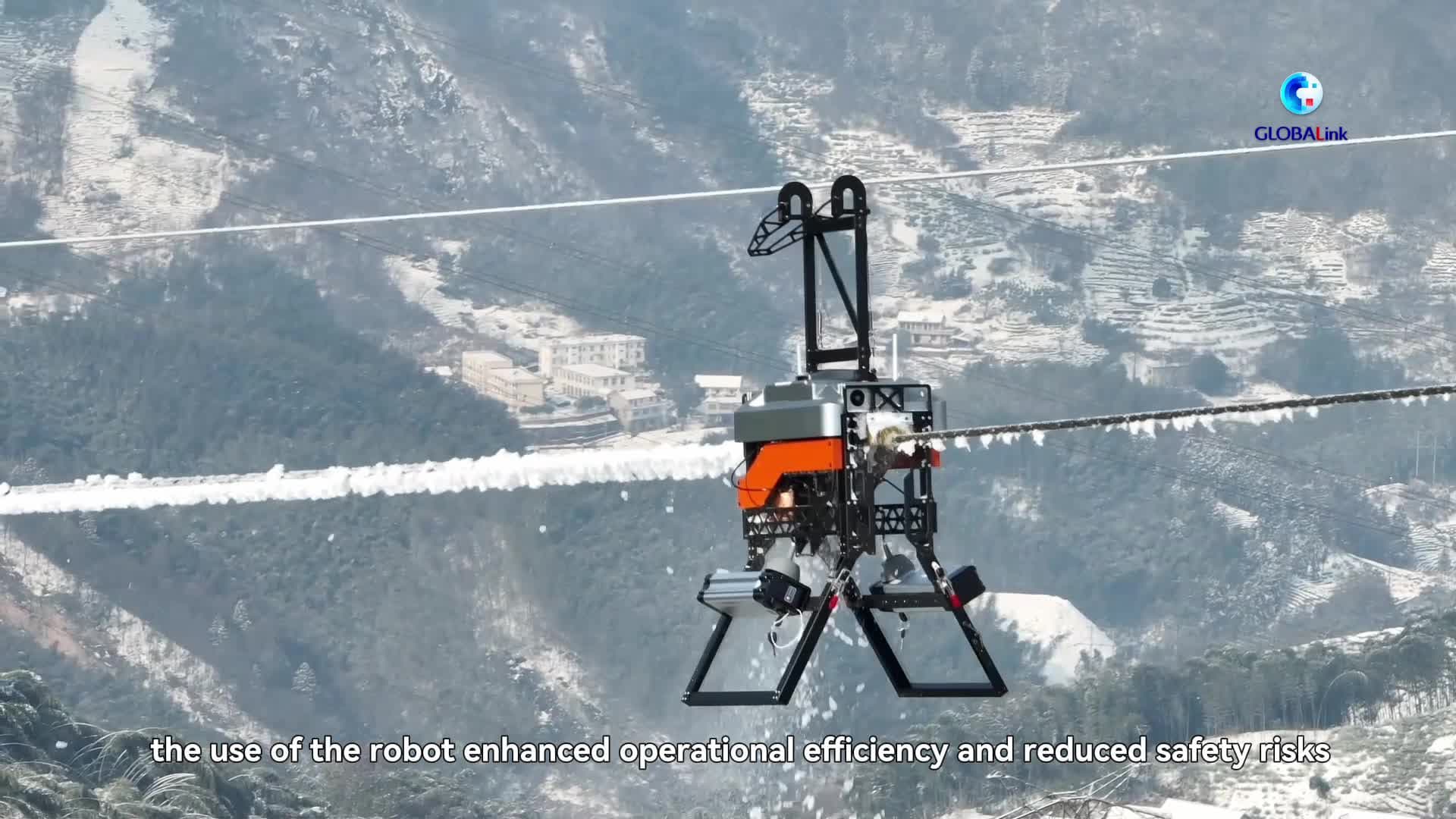 GLOBALink : สองจนท.เจนซีคุม 'หุ่นยนต์ละลายน้ำแข็ง' ดูแลสายส่งไฟฟ้าท้าหนาวในอันฮุย