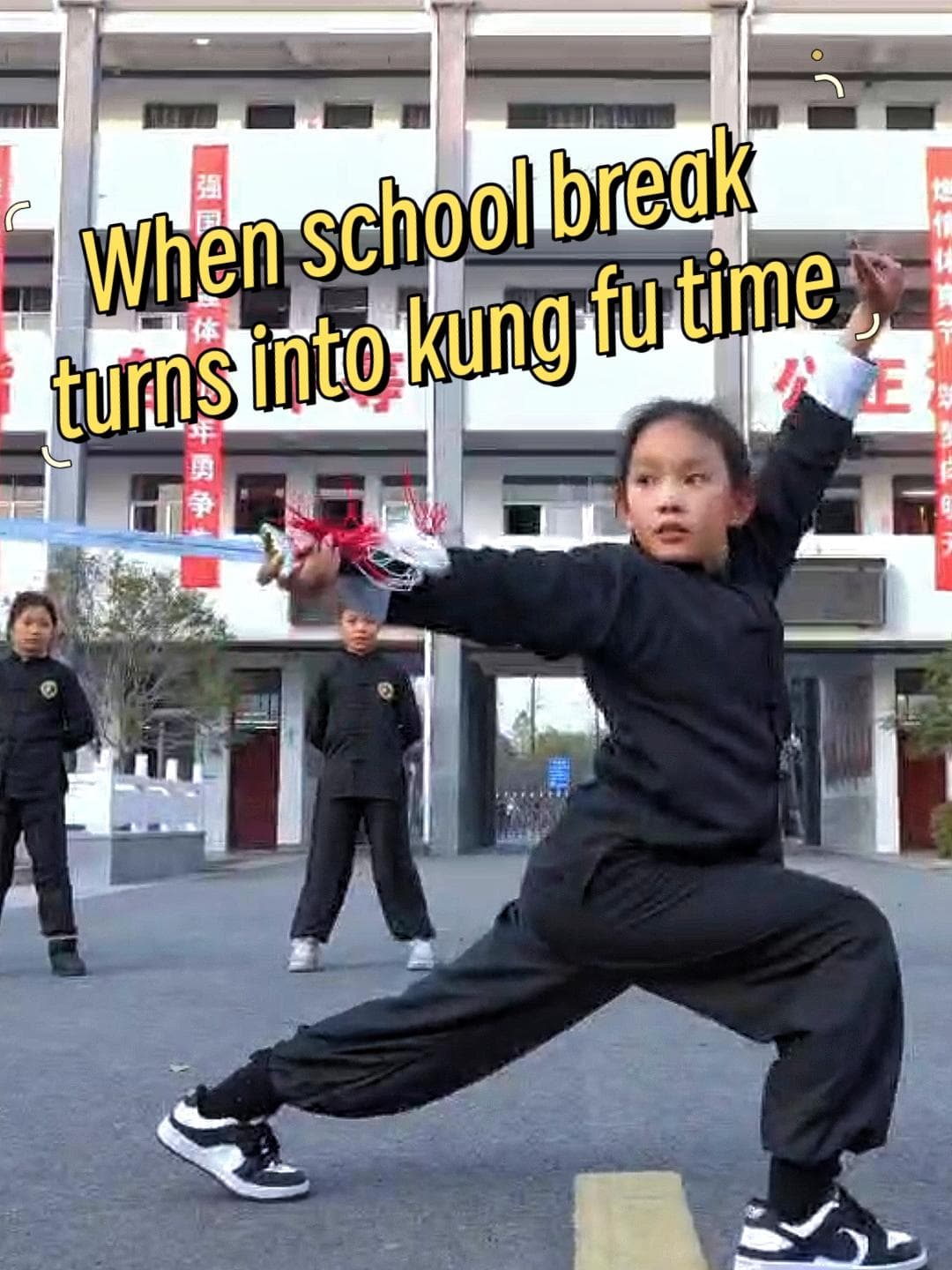 พลิ้วไหวดังสายลม! เด็กประถมจีนโชว์ลีลา 'กังฟู' จากการฝึกช่วงพักกลางวัน