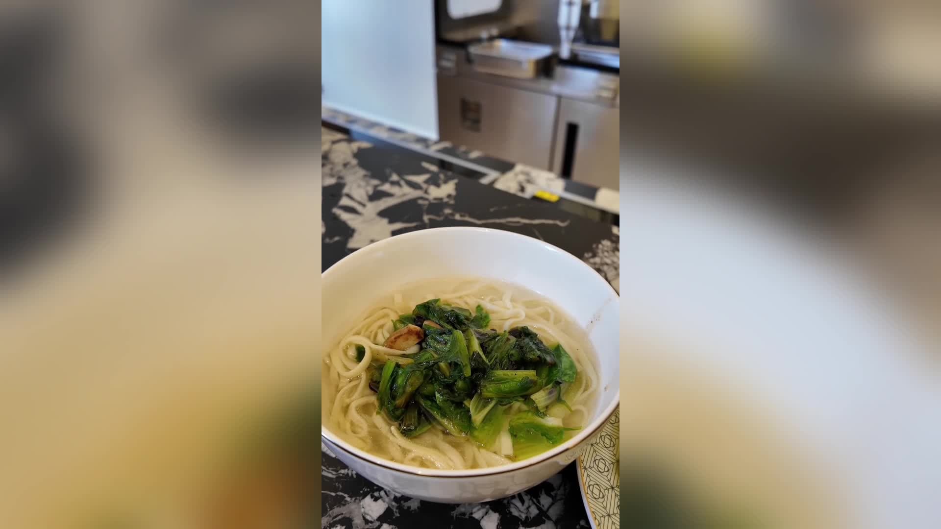 ร้านอาหารฝีมือหุ่นยนต์ AI พร้อมบริการ 'ส่องลิ้นแนะเมนู' เปิดใหม่ในหางโจว